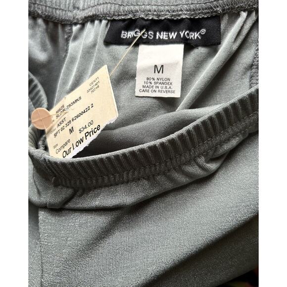 Briggs New York Women’s Lgt. Gray W/Sheen & Elastic Top Skirt/Nylon/Spandex-Med. - Picture 3 of 3